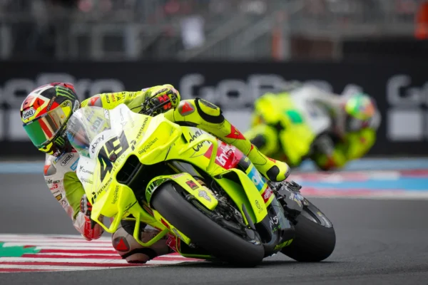 Magyar MotoGP időmérő alatt Fabio Di Giannantonio mélyre dönti a motort egy jobb kanyarban