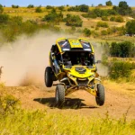 HunGarian Baja 2025 - akció közben a Molnár Balázs - Molnár Gabriella páros Can-Am gépével Várpalotán. Nagyot ugrattak a HunGarian Baja Rally versenyen