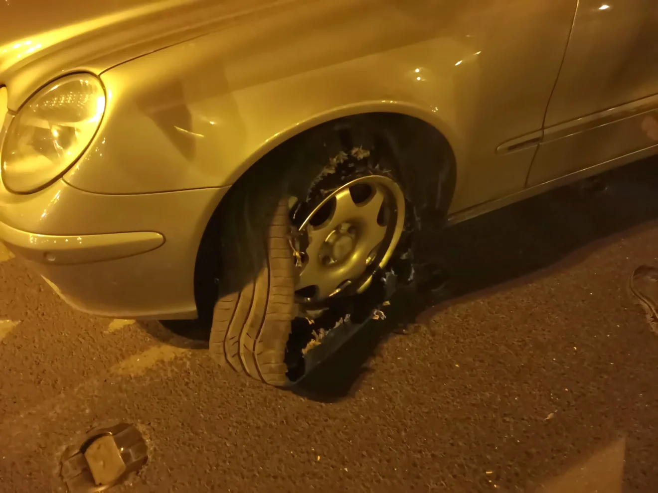 Leszakadt gumiabroncsú autó felnin, rendőri intézkedés előtt a Margit híd budai hídfőjénél, II. kerület, Budapest. Egy férfi felnin, leszakadt kerékkel próbált hazajutni Budáról, miután ittasan keresni indult elveszett telefonját. A rendőrök nem hitték el, amit láttak.
