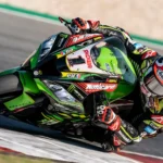 Jonathan Rea visszavonul. Jonathan Rea Superbike futam alatt akció közben mélyre dönti Kawasaki motorját.