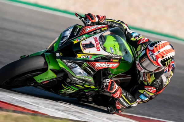 Jonathan Rea visszavonul. Jonathan Rea Superbike futam alatt akció közben mélyre dönti Kawasaki motorját.