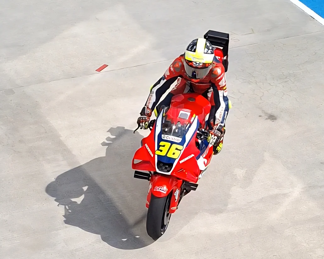 Magyar MotoGP sajtó fogadtatása a Balaton Park Circuiten. Épp 36 rajtszámmal gurul be a boxutcába Joan Mir
