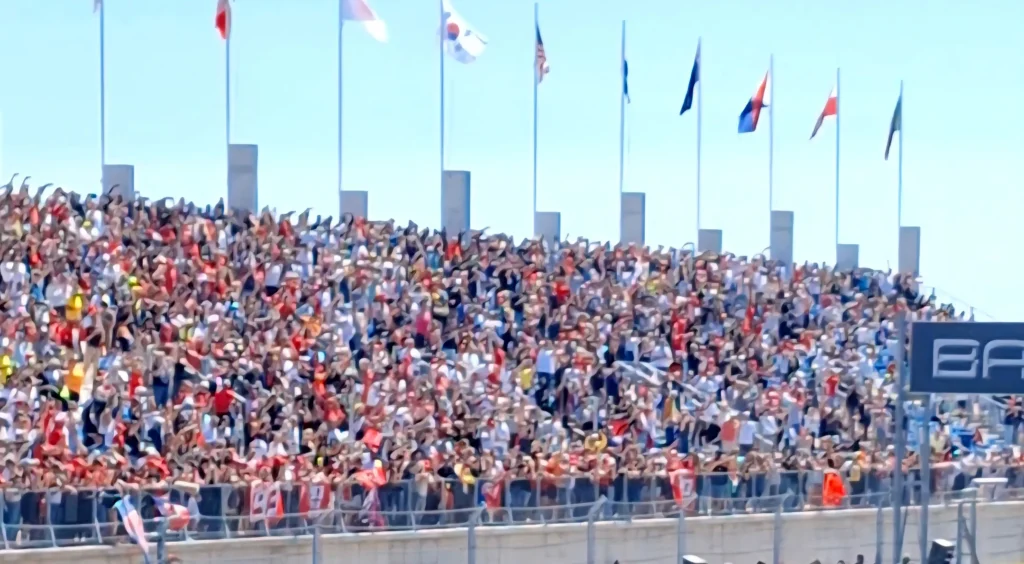 Több tízezer szurkoló a lelátón a 2025-ös Magyar MotoGP-futamon a Balaton Park Circuiten.