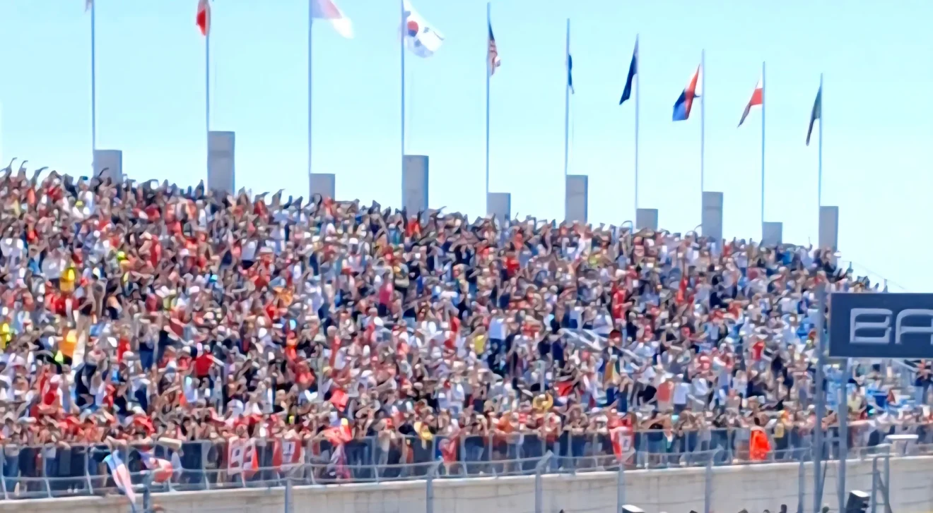 Több tízezer szurkoló a lelátón a 2025-ös Magyar MotoGP futamon a Balaton Park Circuiten. Magyar MotoGP nézőszám nagyon magas volt. Magyar MotoGP gazdasági hatása jelentős, Balaton Park Circuit nézőszám több mint 80100 néző