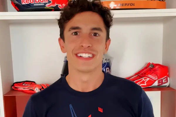 Magyar MotoGP futam után Marc Márquez mosolyog miközben interjút ad a Balaton Park Circuit ppályán. Őszintén beszélt Francesco Bagnaia csapattársáról és a Ducatiról is.
