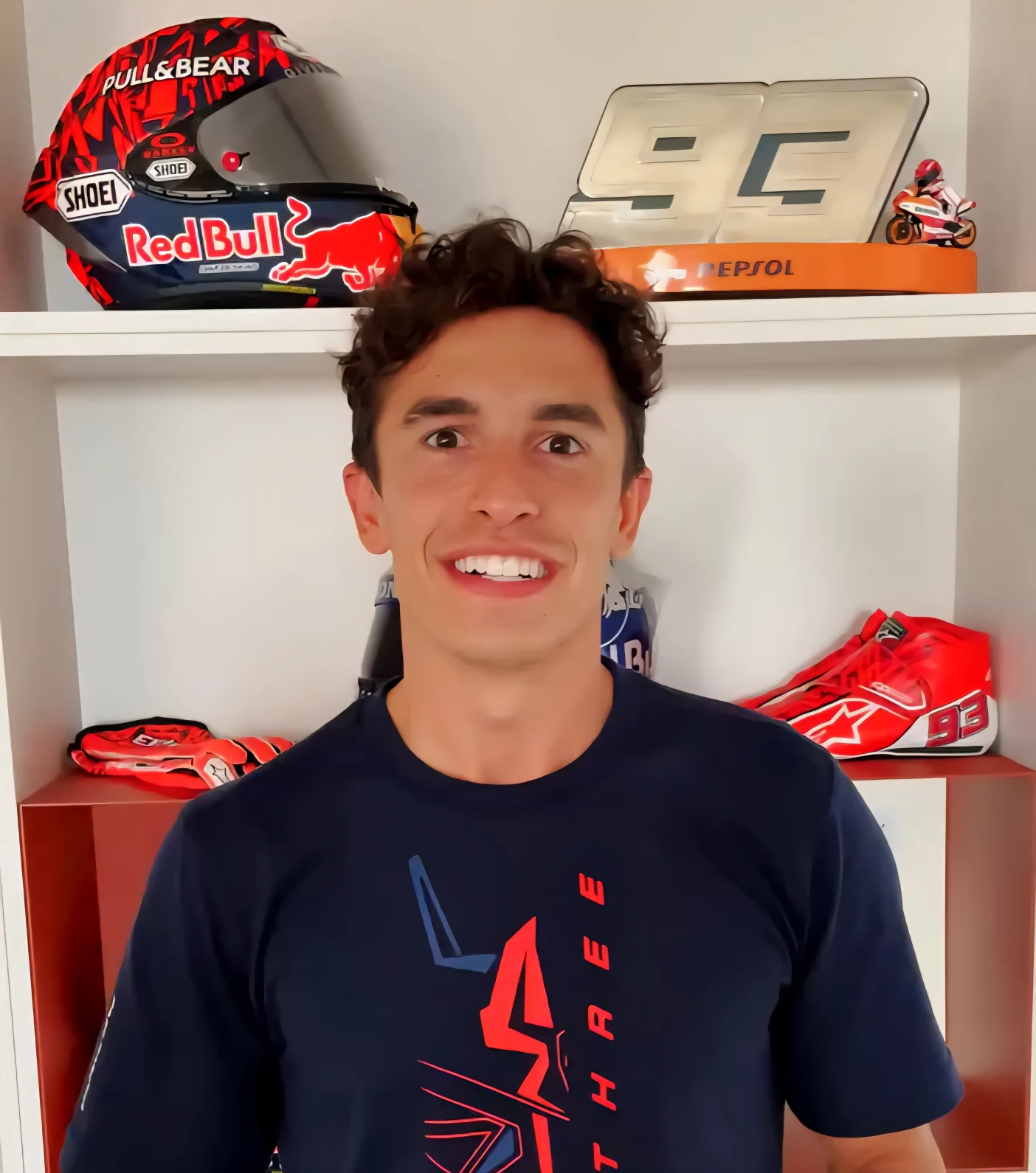 Magyar MotoGP futam után Marc Márquez mosolyog miközben interjút ad a Balaton Park Circuit ppályán. Őszintén beszélt Francesco Bagnaia csapattársáról és a Ducatiról is.