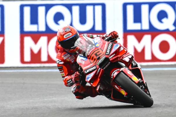 MotoGP 2025 Balaton Park Circuiten Marc Márquez uralja a pályát. Éles jobbos kanyarban kanyarodik mögötte Fabio Di Giannantonió és Franco Morbidelli