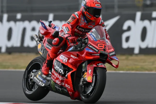 Márquez ünnepli balatonparki pole-ját új pályarekorddal a MotoGP Magyar Nagydíj időmérőjén