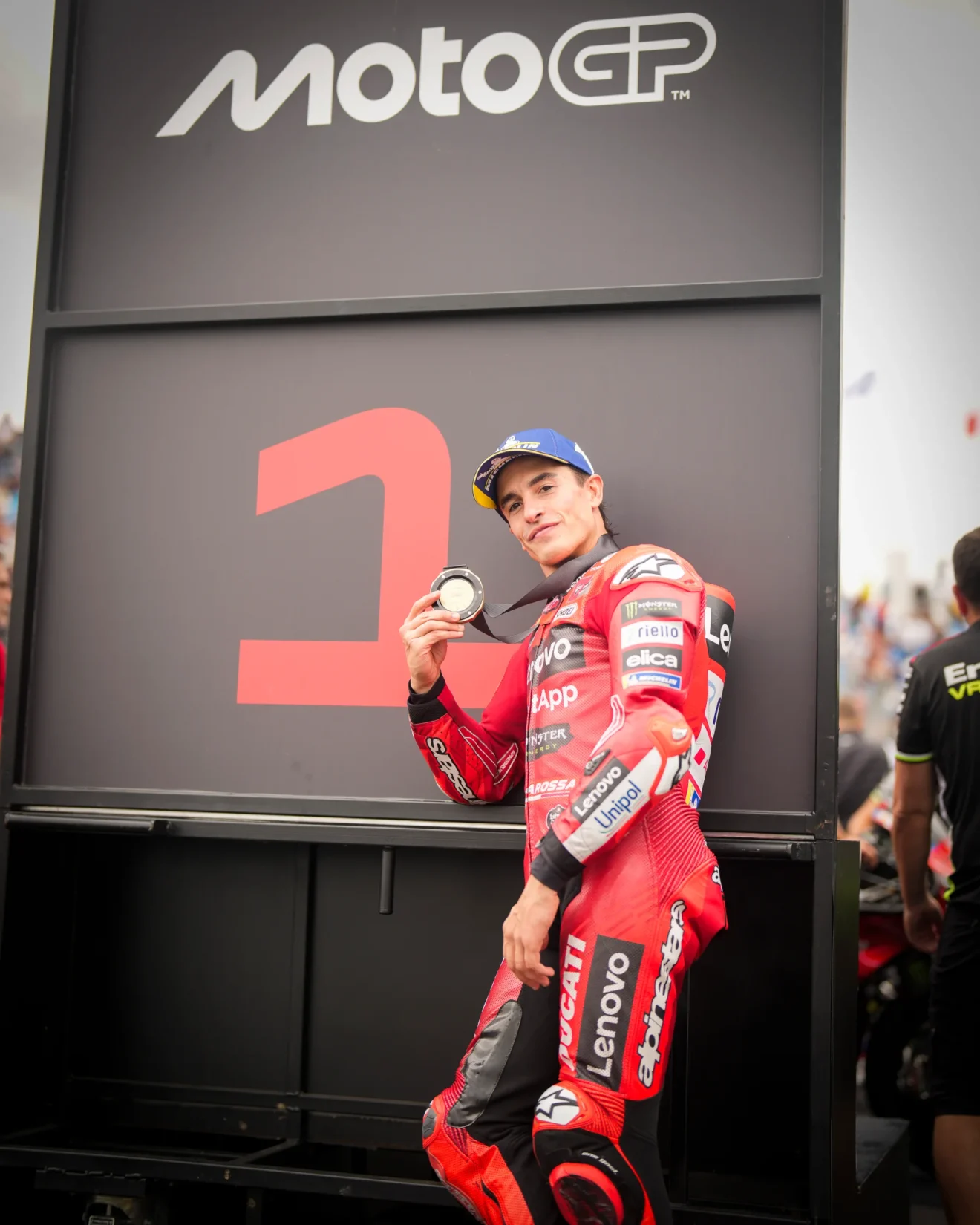 Magyar MotoGP időmérő után Marc Márquez a dobogó első helyén mutatja az érmet