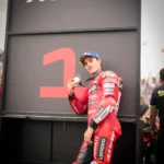 Magyar MotoGP időmérő után Marc Márquez a dobogó első helyén mutatja az érmet