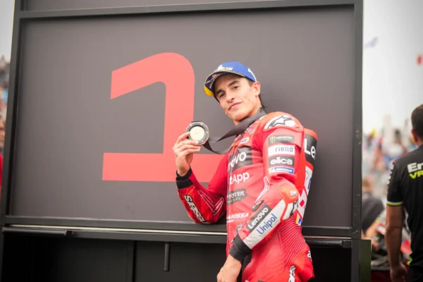 Magyar MotoGP időmérő után Marc Márquez a dobogó első helyén mutatja az érmet
