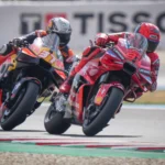 Marc Márquez épp akcio közben a Balaton Park Circuiten. Marc Márquez köridő rekordot állított fel a Balaton Park Circuit-én a Magyar MotoGP időmérőjén.