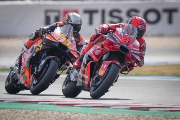 Marc Márquez épp akcio közben a Balaton Park Circuiten. Marc Márquez köridő rekordot állított fel a Balaton Park Circuit-én a Magyar MotoGP időmérőjén.