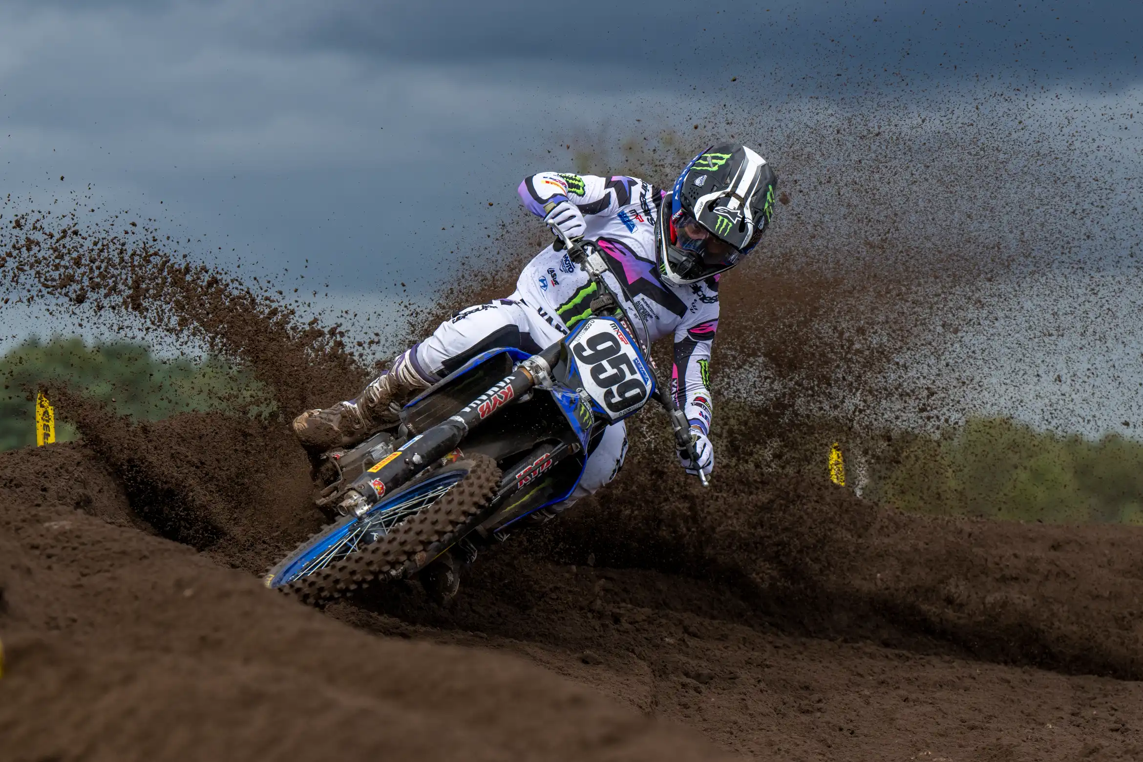 Maxime Renaux, motocross, MXGP-ben sodródik a motorjával a kanyarban.