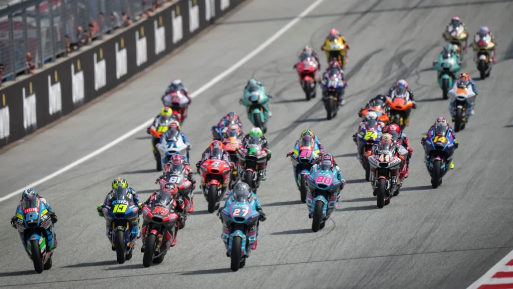 Moto2 mezőny rajtja - szoros csata a világbajnoki pontokért, Manuel González, Aron Canet, Diogo Moreira és Barry Baltus is a 2025-ös Moto2 Magyar Nagydíj bajnoki küzdelmében.