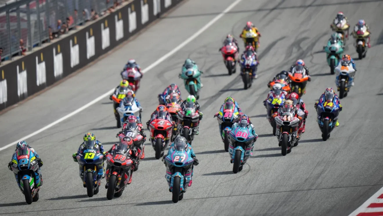Moto2 mezőny rajtja - szoros csata a világbajnoki pontokért, Manuel González, Aron Canet, Diogo Moreira és Barry Baltus is a 2025-ös Moto2 Magyar Nagydíj bajnoki küzdelmében.