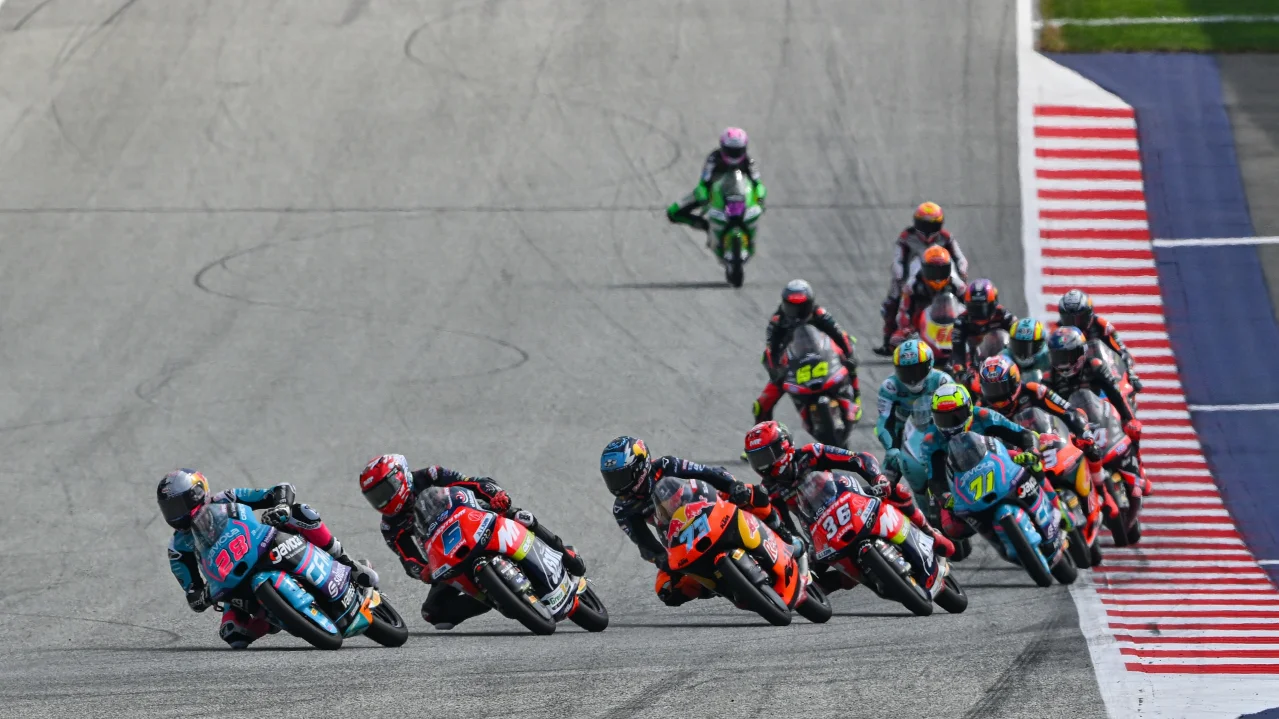 Moto3 mezőny szoros küzdelemben a Red Bull Ringen – Angel Piqueras, Jose Antonio Rueda, David Muñoz, Maximo Quiles és Alvaro Carpe a 2025-ös világbajnoki pontokért harcolnak.