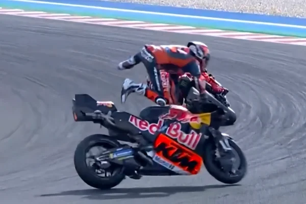 Pedro Acosta hatalmas High side esése a Magyar MotoGP szabadedzésén a Balaton Park Circuit pályán.