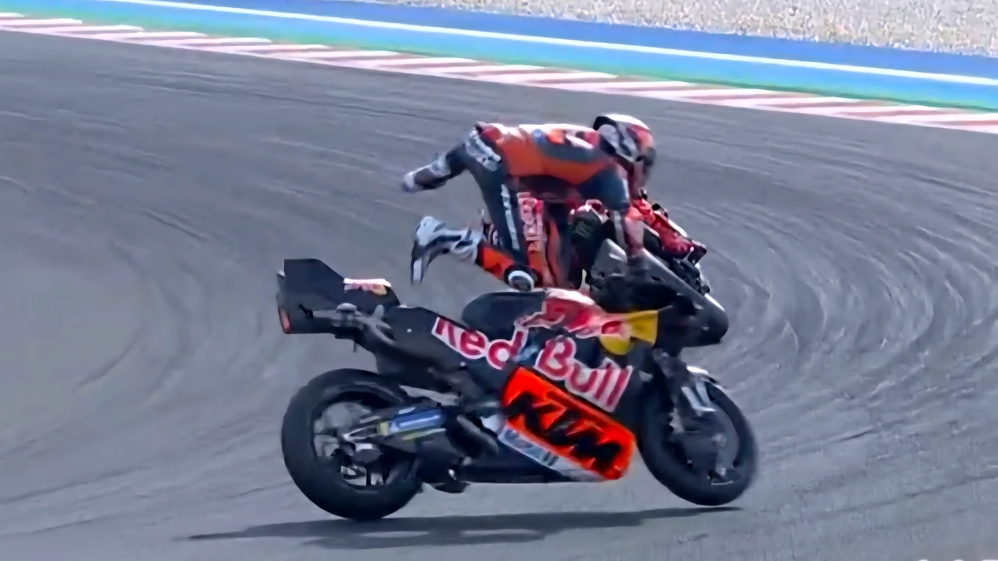 Pedro Acosta hatalmas High side esése a Magyar MotoGP szabadedzésén a Balaton Park Circuit pályán.