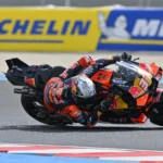 Pedro Acosta Red Bull KTM motoron a Balaton Park pályán a MotoGP Magyar Nagydíj 2025 pénteki edzésén, döntött kanyarban