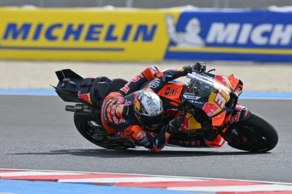 Pedro Acosta Red Bull KTM motoron a Balaton Park pályán a MotoGP Magyar Nagydíj 2025 pénteki edzésén, döntött kanyarban