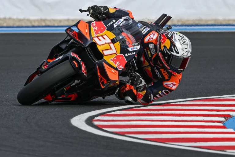 Pedro Acosta Red Bull KTM motoron a Balaton Park pályán a MotoGP Magyar Nagydíj 2025 pénteki edzésén, döntött kanyarban