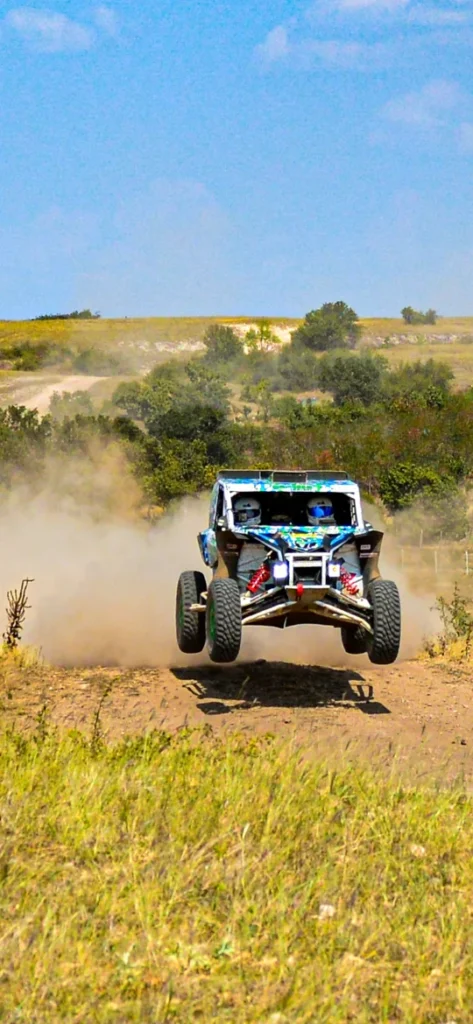 HunGarian Baja 2025 - akció közben a Garamvölgyi Zoltán és navigátora akik az ugrató miatt a Garilla Racing Team autójukkal épp a levegőben vannak az ugrató miatt még épp földetérés előtt. Nagyon jó pillanatban fényképezett fénykép.