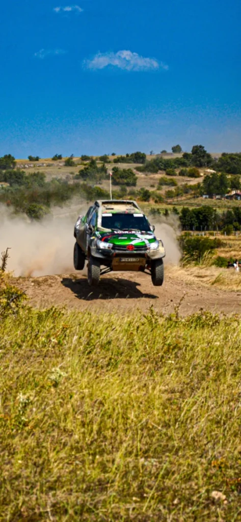HunGarian Baja 2025 - akció közben a Lengyel Magdalena Zajac aki az ugrató miatt a levegőben repül épp a gyönyörű szép zöld autojával.