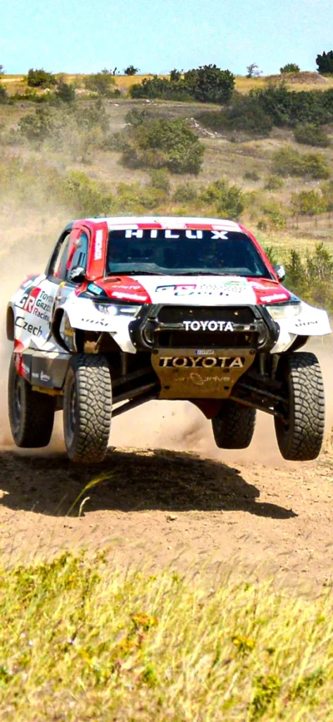 HunGarian Baja 2025 - akció közben a Toyota Hilux ami az ugrató miatt épp a levegőben repül.