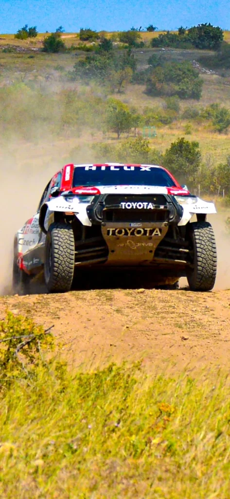 Toyota Hilux ugrató előtt a HunGarian Baja Rally 2025 versenyen.