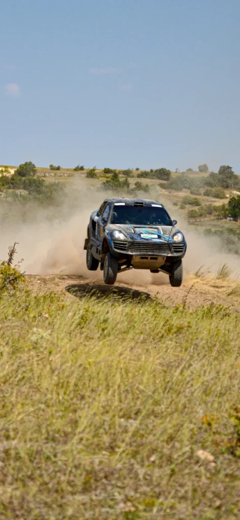 HunGarian Baja 2025 - akció közben a 236-os rajtszámú Kirgiz aki megnyerte a HunGarian Baja Rallyt a Magyar Tereprallye versenyét. A Porsche az ugrató után a levegőben repül még földetéres előtt épp.