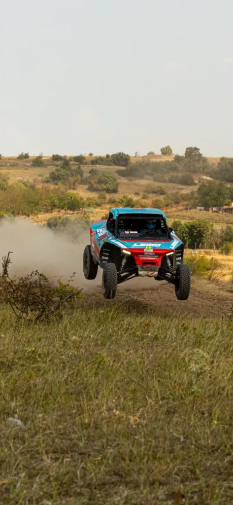 303 rajtszámú SSV a HunGarian Baja 2025 - akció közben a levegőben repül az autó az ugrató után.