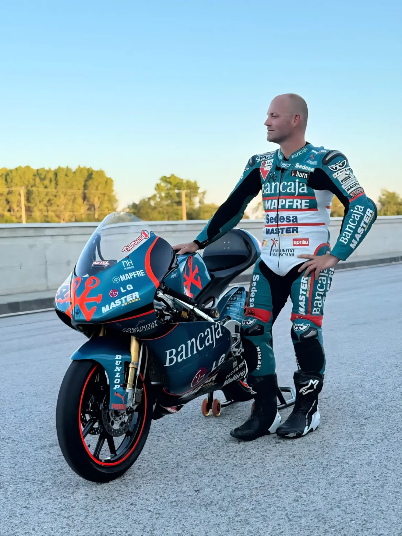 Talmácsi Gábor világbajnoki motorjával és eredeti versenyruhájában a Balaton Park Circuit-en, a MotoGP Magyar Nagydíj tiszteletköre előtt