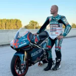 Talmácsi Gábor világbajnoki motorjával és eredeti versenyruhájában a Balaton Park Circuit-en, a MotoGP Magyar Nagydíj tiszteletköre előtt
