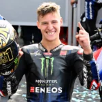 Fabio Quartararo mosolyogva ünnepli első MotoGP világbajnoki címét sisakját a kezében tartva