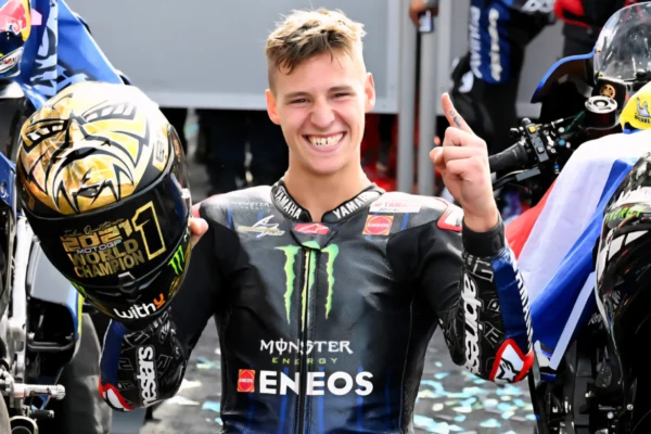 Fabio Quartararo mosolyogva ünnepli első MotoGP világbajnoki címét sisakját a kezében tartva