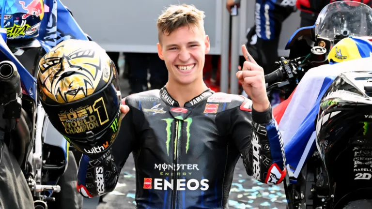 Fabio Quartararo mosolyogva ünnepli első MotoGP világbajnoki címét sisakját a kezében tartva