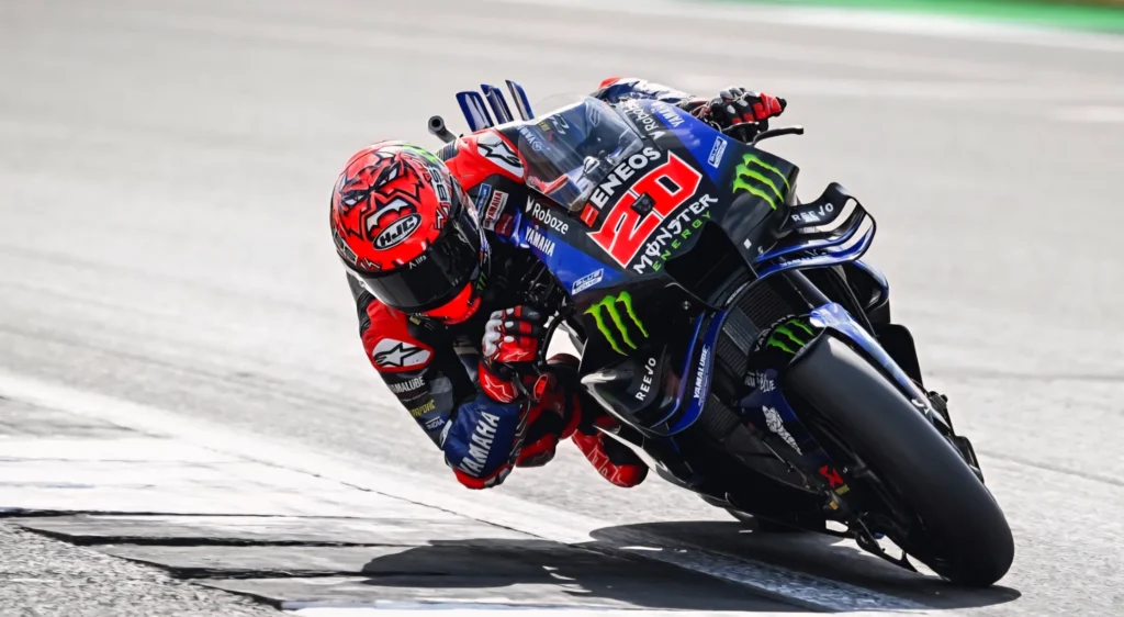 Fabio Quartararo akcióban a Yamaha MotoGP motorral. Fabio Quartararo nagy tempóban kanyarodik a Yamaha MotoGP motorral verseny közben.