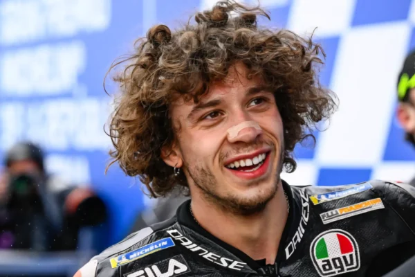 Marco Bezzecchi közelről mosolyog a verseny után, az Aprilia Racing MotoGP-pilótája a paddockban.