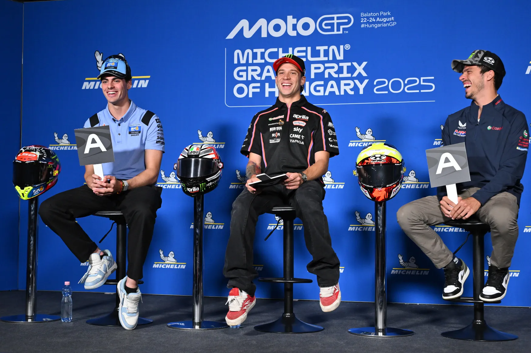 Marco Bezzecchi, Fermin Aldeguer és Joan Mir a MotoGP Magyar Nagydíj 2025 sajtótájékoztatóján a Balaton Park Circuiten
