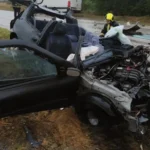 Összetört személyautó és tűzoltók a zalahalápi halálos közúti baleset helyszínén