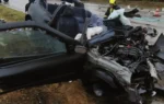 Összetört személyautó és tűzoltók a zalahalápi halálos közúti baleset helyszínén