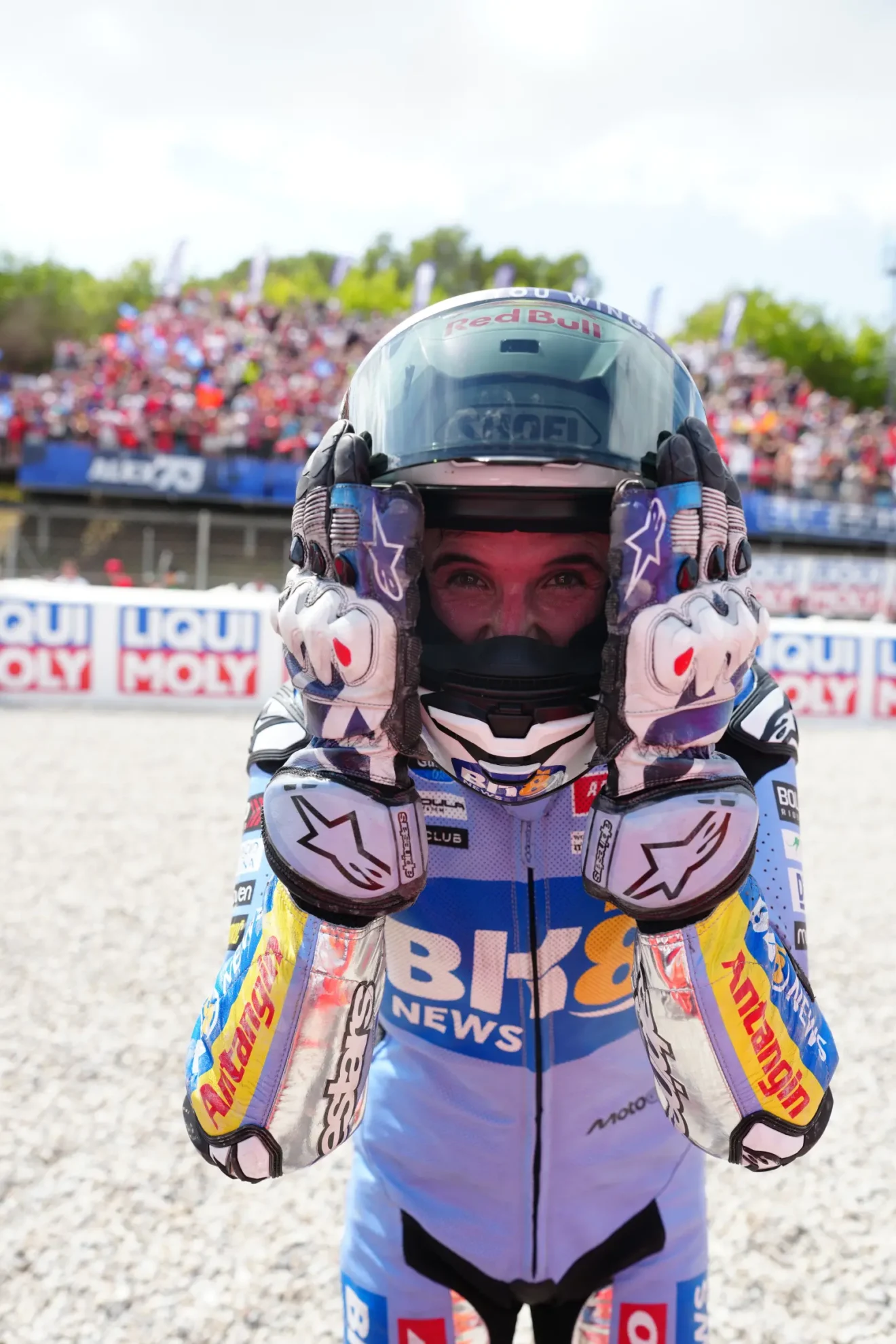 Alex Márquez kitárt karokkal ünnepli győzelmét a barcelonai MotoGP közönsége előtt.