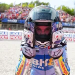Alex Márquez kitárt karokkal ünnepli győzelmét a barcelonai MotoGP közönsége előtt.