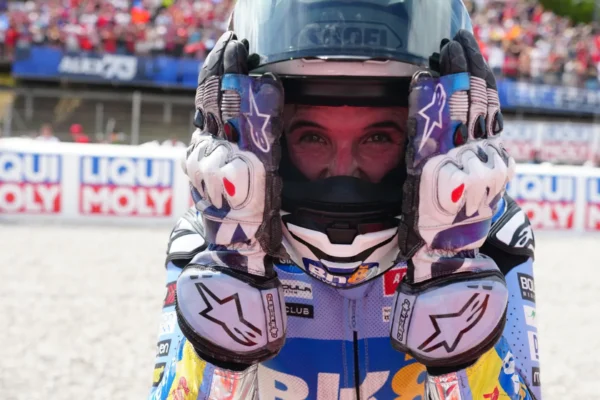Alex Márquez kitárt karokkal ünnepli győzelmét a barcelonai MotoGP közönsége előtt.