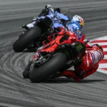 Barcelona MotoGP: Marc Márquez Ducati motorral üldözi Alex Márquezt a barcelonai MotoGP futamon.