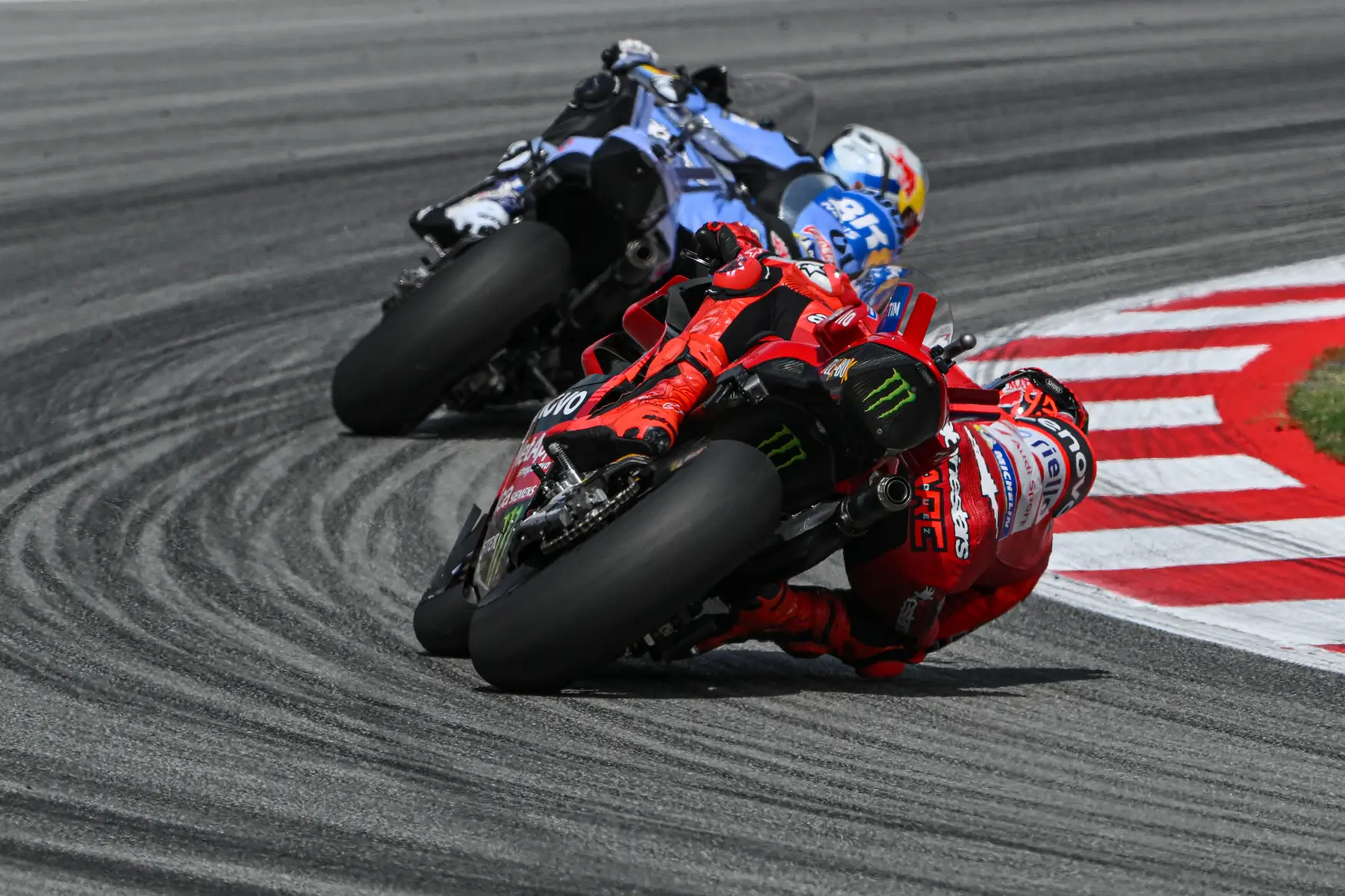 Barcelona MotoGP: Marc Márquez Ducati motorral üldözi Alex Márquezt a barcelonai MotoGP futamon.