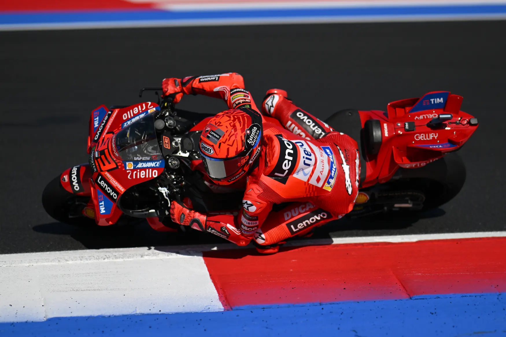 Marc Márquez a Ducati Lenovo Team motorján a misanói edzésen, 2025 MotoGP San Marino GP
