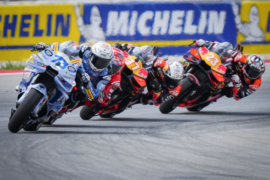 MotoGP mezőny a Katalán GP rajt utáni kanyarjában, az élen a Márquez testvérek.