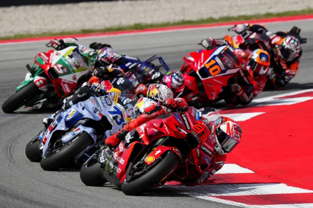 MotoGP mezőny a Katalán Nagydíjon, Marc és Alex Márquez, Pedro Acosta és Enea Bastianini a kanyarban.